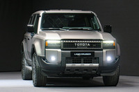 「ランドクルーザー“250”」では、“四角い顔の仕様”も選べる。“丸目仕様”との主な違いはヘッドランプで、そのアッセンブリー交換によりフロントフェイスの変更が可能となっている。