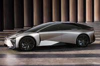 レクサスの「LF-ZC」は2023年のジャパンモビリティショーで初披露され、間もなく市場投入の見込みだったが、これも開発中止となったもようだ。