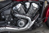 排気量1250ccの水冷V型2気筒DOHCエンジン「スピードプラス」。パワーやトルクといったアウトプットはもちろんのこと、音のよさやクラッチの軽さにもこだわったエンジンとなっている。