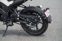 トライアンフ・スピートツイン1200(6MT)/ロイヤルエンフィールド・スクラム411(5MT)/ベネリ・レオンチーノ125(6MT)【試乗記】の画像