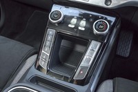 センターコンソールには、ボタン式のシフトセレクターや走行モードの選択スイッチが並ぶ。液晶パネルと一体になった空調のスイッチが特徴的。