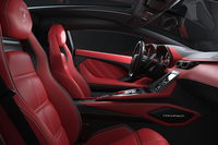 白いドアの向こうに広がる真っ赤な内装は、見る者に強烈なインパクトを与える。