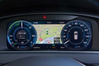 セットオプションの「テクノロジーパッケージ」に含まれるフル液晶メーター「Active Info Display」は、第2世代へと進化したものを採用。マップの縮尺が変更できるようになるなど、機能が強化された。