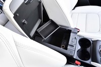 前席ひじ掛けの下には、トレー付きの小物入れが用意される。USBソケットやアクセサリー用ソケットも完備。