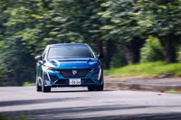 車重は「3008 GTハイブリッド」の1620kgに対して「308 GTハイブリッド」は1450kgと170kgも軽い。3008でも十分だと感じたが、やはり敏しょう性は308にアドバンテージがある。