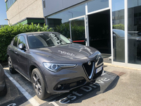 屋外では「ステルヴィオ」の試乗車が出迎えてくれた。