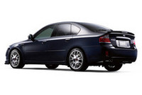 セダンバージョンのリアビュー。専用マフラーが顔をのぞかせる。サイドシルプレートやシフトノブ、エンジンカバーなどには、S402のロゴが付けられる。