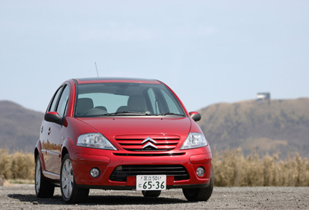 【スペック】全長×全幅×全高=3850×1670×1540mm/ホイールベース=2460mm/車重=1180kg/駆動方式=FF/1.6リッター直4DOHC16バルブ(110ps/5800rpm、15.3kgm/4000rpm)/価格=224万円(テスト車=250万5000円/レザーパッケージ<レザーシート、フロントシートヒーター(3段階)、シートハイトアジャスター(助手席)>=17万円/サンルーフ=9万5000円)