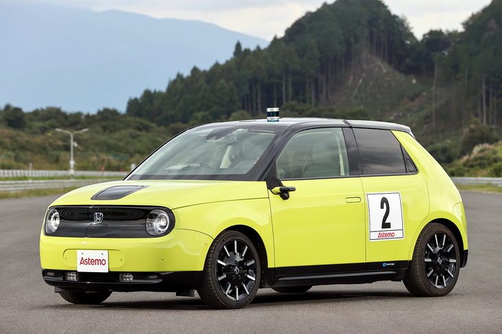 「ホンダe」では自走支援技術を体験。運転のすべてを自動化するのではなく、例えば停車中のクルマに近寄りすぎたらそれとなくステアリングに介入して距離を離してあげるなどしてサポート。運転をあきらめる人を減らし、運転を始める人を増やしたいという狙いがあるという。