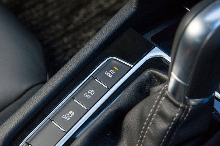 走行モードはセンターコンソールのスイッチでも切り替えが可能で、パワープラントやステアリング機構、可変ダンピングシステム、前走車追従機能付きクルーズコントロール、コーナリングランプ、空調、エンジン音の制御が変化する。