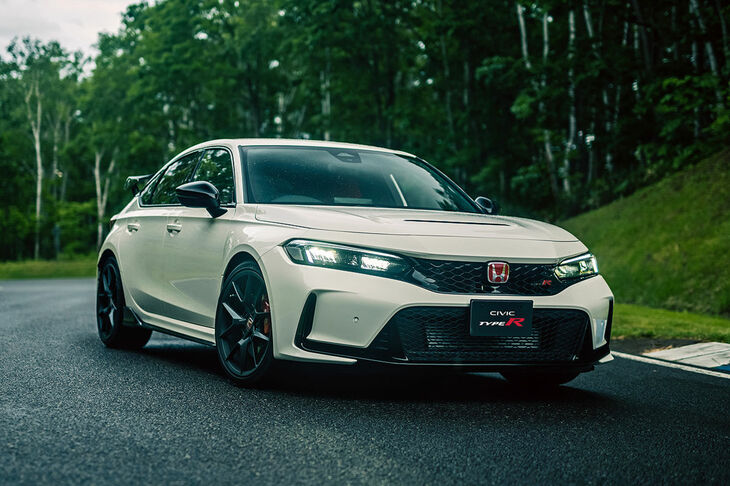 ホンダ・シビック タイプR:シャープなデザイン、分厚いリアウイング、最高出力329PSのVTECターボ4気筒を搭載する。価格は5万5500ユーロ(約780万円)より。