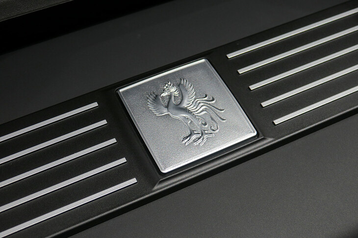 エンジンルームにも鳳凰(ほうおう)のバッジがあしらわれている。