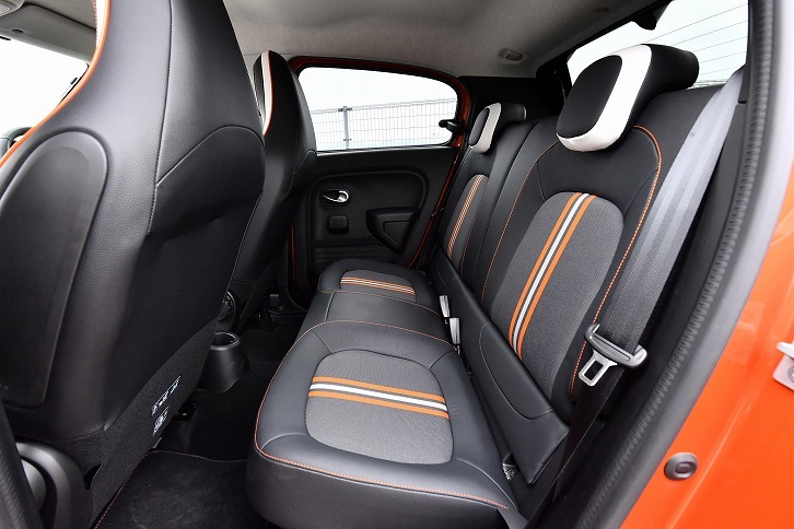 リアシートにもホワイト/オレンジラインがあしらわれている。