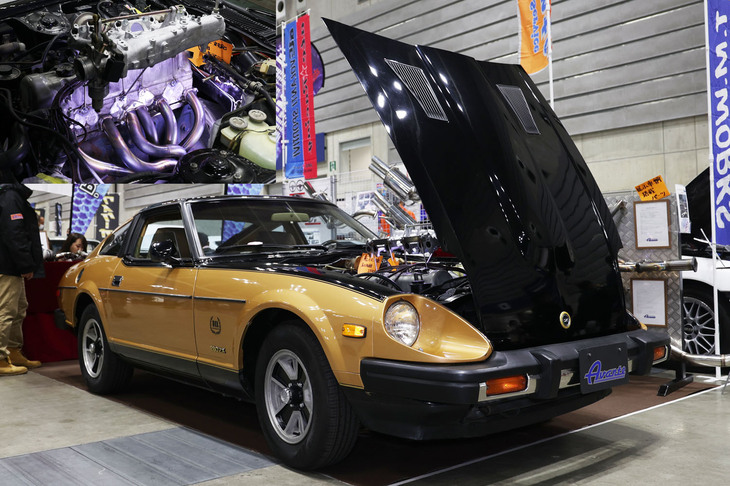 アバンテオートサービスが出展していた「ダットサン280ZX」。2代目「フェアレディZ」(S130)の北米仕様である。なぜインマニを浮かべた状態で展示(写真左上)していたかといえば、純正インマニを使った左ハンドル仕様でも問題なく装着可能なタコ足が同社のオリジナル商品であるとのこと。