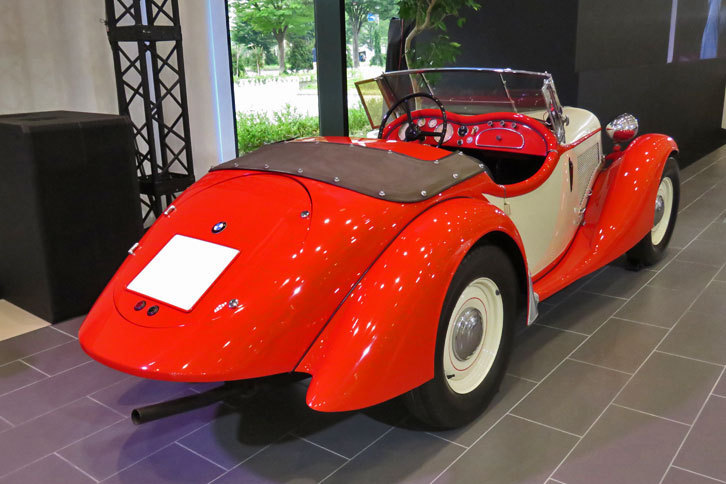 フリッツ・フィードラー技師の設計で、強固な鋼管製ラダーフレームに前輪独立懸架という進歩的なレイアウトを採用。300台弱が製造された。