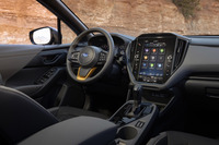 北米仕様の「クロストレック ウィルダネス」のインストゥルメントパネル。外装で目を引く「アナダイズドイエロー」のアクセントカラーが、インテリアにも用いられている。