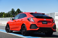 「ハッチバック」はリアビューに黒い加飾プレートを備えるなど、アグレッシブな雰囲気でまとめられている。