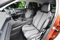 シートはテップレザーとファブリックのコンビタイプ。基本的な形状は「GTライン」のものと同じだが、ファブリック表皮のデザインなどが異なっている。