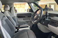 スイッチ類や突起物が少ないモダンなデザインが採用された「ID. Buzz」の運転席まわり。内装色は、あらかじめ外板色とコーディネートされた全4種類をラインナップしている。