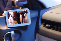 車両側方の映像は、車内左右Aピラーに新たに追加された有機ELディスプレイに映し出される。