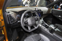 「DS 7クロスバック」のインストゥルメントパネルまわり。