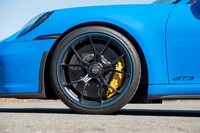 タイヤ&ホイールはフロントが20インチ、リアが21インチでセンターロック式で固定される。試乗車は「グッドイヤー・イーグルF1スーパースポーツR」タイヤを履いていた。