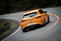 メインダンパーの底にセカンダリーダンパーを搭載し、フルバンプ付近で作動させる「HCC(ハイドロリック・コンプレッション・コントロール)」を4輪に搭載。快適な乗り心地と高いコーナリング性能を両立させている。