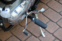 シーソー型のシフトペダルは、シフトアップ(かかと側)も、シフトダウン(つま先側)も踏み下ろして操作する。つま先の上面を使う必要がないので、表皮がデリケートな靴で乗車する際などは助かる。