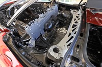 「LC500コンバーチブル」のカットモデル(キャビン後方)。「LC」は開発当初からルーフの格納スペースを確保するなどオープントップモデルの可能性こそ残されていたものの、開発の最終判断は、クーペに対する市場のポジティブな反応を見てから下されたという。