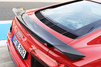 「V10プラス」の外観上の特徴となっている固定式のカーボン製リアウイング。Cd値は0.36。