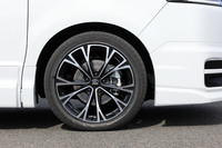 現行「ステップワゴン」のホイールサイズは16インチと17インチの2種類で、後者が用意されるのは最上級モデルの「スパーダ プレミアムライン」のみ。「MDW」はそれよりさらに大きな18インチとなるが、一本につき2kgの軽量化を果たしている。