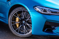 今回の試乗車は、オプションの20インチ「MライトアロイホイールYスポークスタイリング789Mバイカラー」に前275/35ZR20、後ろ285/35ZR20サイズの「ピレリPゼロ」タイヤが組み合わされていた。