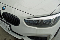 ヘッドランプ下やアウタードアハンドルの水垢(みずあか)に加え、ボンネットやルーフのザラザラが少し気になる「M140i」。施工前にオーナー立ち会いのもとで、車両外装のコンディションチェックが行われる。車両を見ながらKeePerの担当者によるボディーケアのアドバイスも受けられるので、コーティングメニュー決定の参考になる。