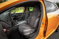 ホールド性と快適性を高いレベルでバランスしたとされるヘッドレスト一体型のフロントシート。表皮にはアルカンターラを採用している。