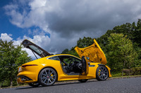 今回のマイナーチェンジでデザインが変更されたフロントボンネットは、往年の「Eタイプ」などと同じく前ヒンジで開く、いわゆる逆アリゲーター式を継承している。