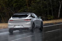 1.2リッターターボエンジンは2000rpmまではスムーズに回るが、その先はなるべくモーターの力で加速しようという考えのようで、加速がちょっと鈍くなる。さらに踏み込めばエンジン回転が上がるものの、モーターからの受け渡しがあまりスムーズではなく、吹け上がった際のサウンドもあまり好ましくない。