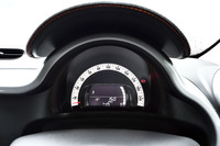 メーターは速度計のみ。220km/hまで刻まれている。