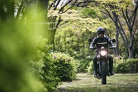 シート高は低めの780mm。細身の車体も手伝って、身長160cm程度のライダーでも不安のない足つき性が得られる。