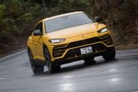 「ウルス」の足まわりはエアサスペンションで構成される。最低地上高は、走行モードや走行状態により、158~248mmの間で変化する。