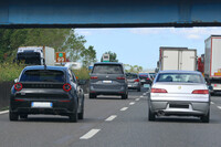 新「ランチア・イプシロン」の右は、今やイタリアではほぼ消滅してしまった「アルファ・ロメオ146」である。フランスの旧意匠のナンバーが付けられていた。以下特記なきものは2025年5月撮影。