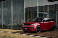 足まわりには全モデルでエアサスペンションを標準装備。エアバッグ内の圧力を変化させることでサスペンションの帯域幅を拡大できる。