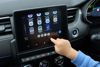 「アルカナ アントラクトE-TECHフルハイブリッド」には、スマホのアプリが利用できる7インチのディスプレイオーディオが標準で備わっている。