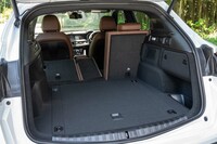 荷室の容量は525リッター。奥行きと横幅、そして高さがしっかり確保されていて、ラグジュアリーなイタリア車とは思えないほど。