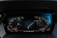 メーターパネルはフル液晶タイプで、サイズはセンタースクリーンと同じ10.25インチ。左側のフレームが速度計、右側のフレームがエンジン回転計となっている。