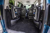 左右跳ね上げ式の3列目シートを折り畳んだ荷室の様子。格納したシートはベルトとフックで側壁に固定する必要がある。荷室の広さは全高1800mm以上の1.2〜2リッタークラス7/8人乗りミニバンにおいて、トップに位置するという。