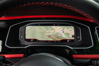 フル液晶メーターパネルの「Active Info Display」は、「GTI」のみに設定されるオプション装備。写真はマップを最大限に大きく表示したところ。