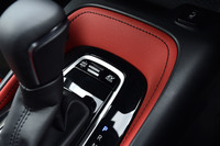 走行モードのセレクトスイッチは、シフトレバーの前方にレイアウトされる。