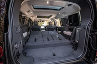 サードシートとセカンドシートをすべて前方に倒し、荷室を拡大した様子。この状態での荷室容量は2516リッターとなる。サードシートまでをカバーするスライディングパノラミックルーフは標準装備のアイテム。