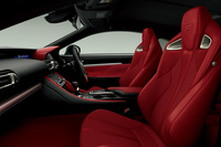 「RC F“パフォーマンスパッケージ”」のインテリア。室内にもカーボンパーツが使用されている。