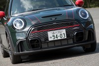 上下のグリルをひとつのフレームで囲んだフロントマスクが新しい。バンパーの両端にはボディーサイドにエアカーテンを形成するスリットが備わっている。